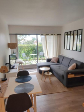 37m with terrace and garden near the sea